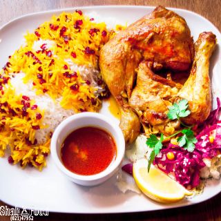 بشقاب زرشک پلو با مرغ بهمراه سس(خورشت) لیمو جعفری ترشی